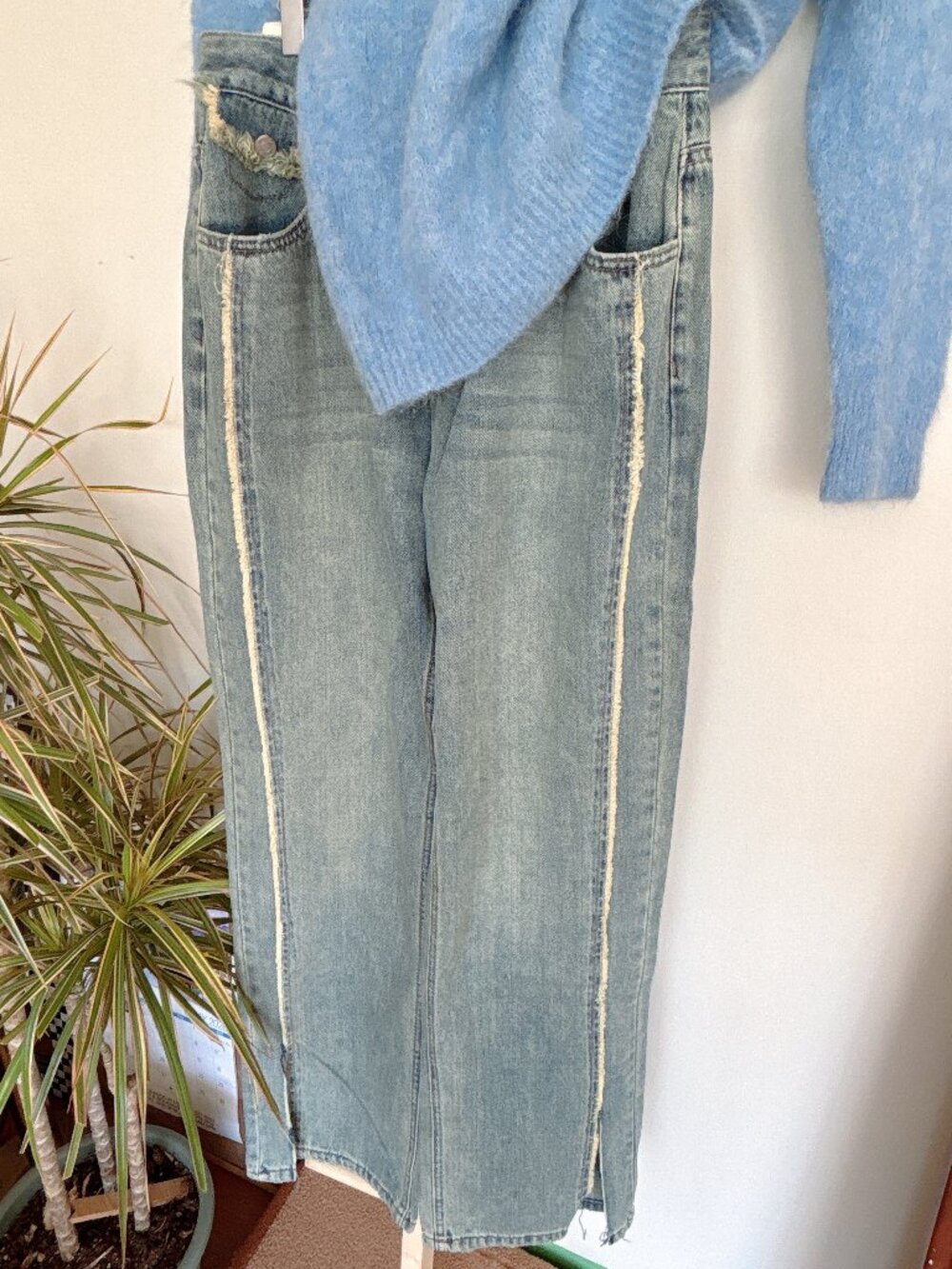 Women's Light Wash Distressed Jeans – S / 27–29
